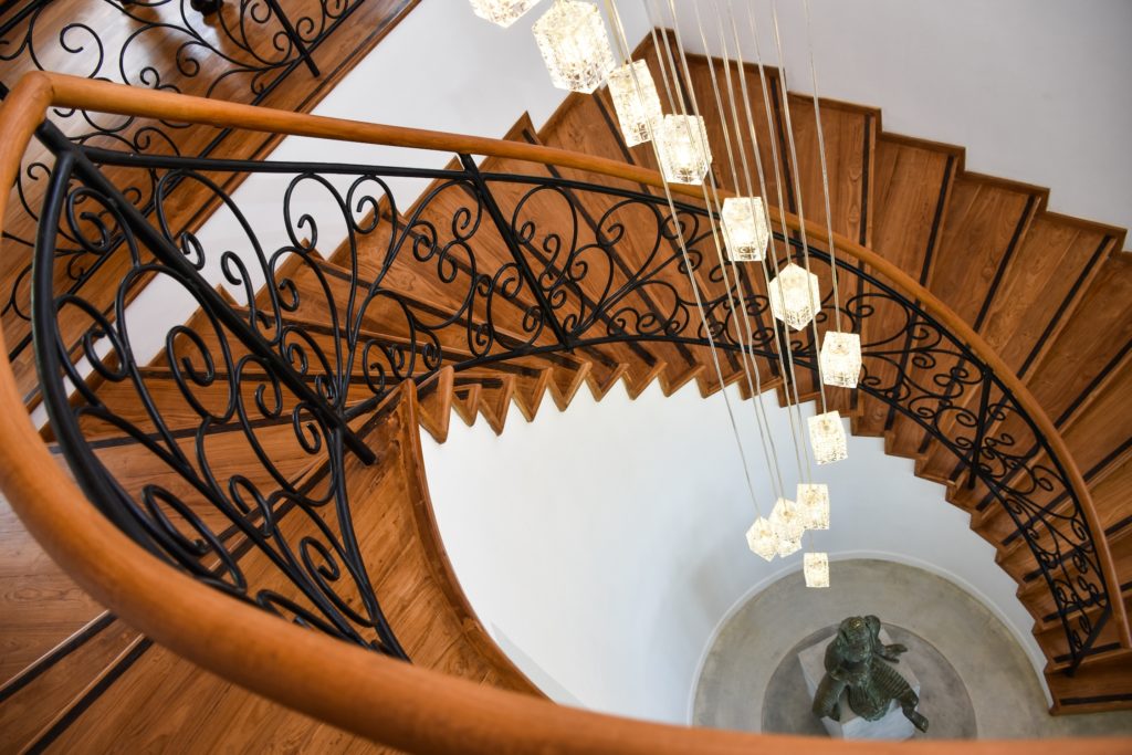 Villa-Olu-Staircase-Chandelier
